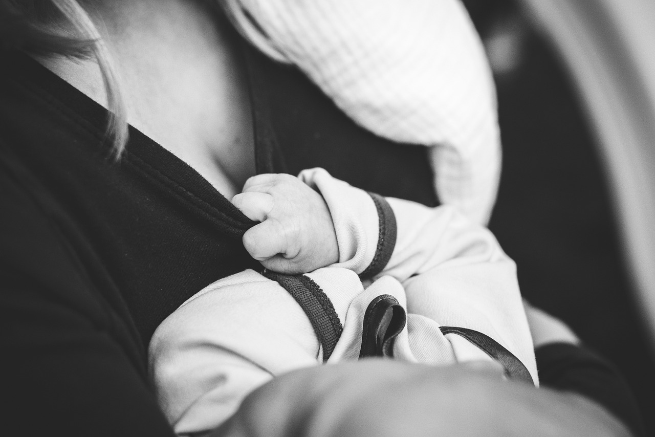 الرضاعة الطبيعية … 7 أطعمة و 5 أعشاب لزيادة إدرار الحليب . 3 الرضاعة الطبيعية